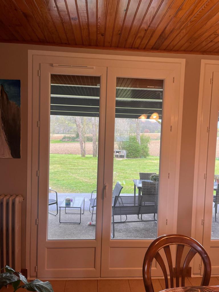 Porte-fenêtre en bois avec volets roulants
