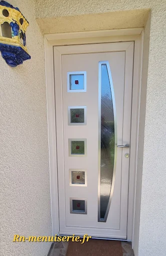 Porte d'entrée moderne avec éléments décoratifs
