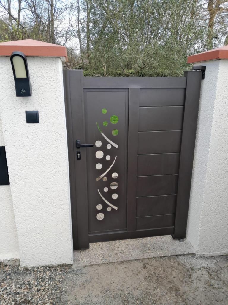 Portillon aluminium avec motifs décoratifs