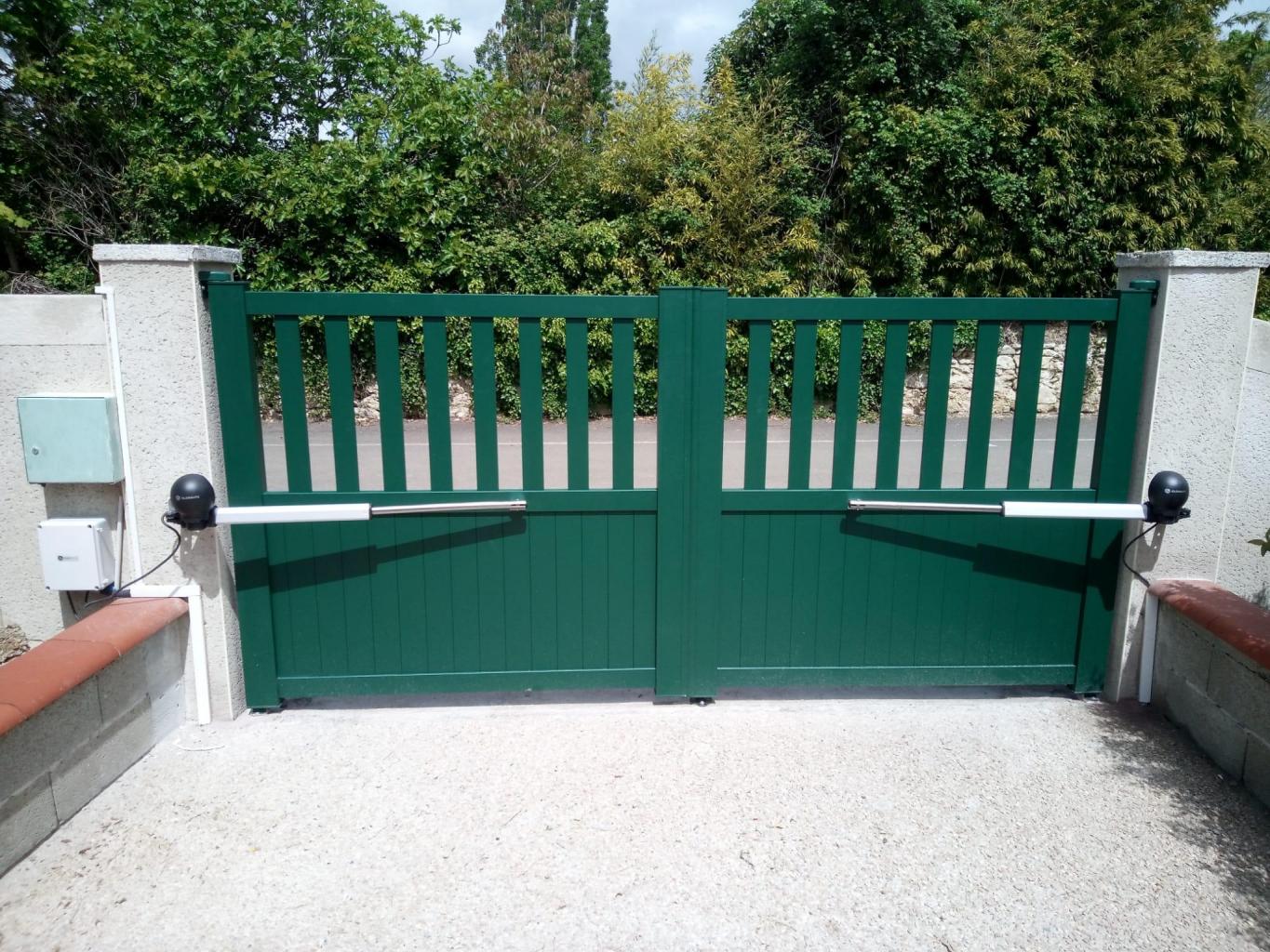 Portail aluminium motorisé avec décoration